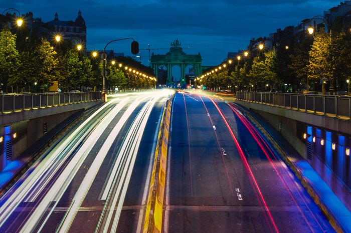 Una autopista concurrida con coloridos senderos de luz del tráfico en Bruselas