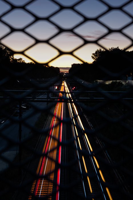 Un puente sobre un ferrocarril en los suburbios de Bruselas.  Bruselas es visible a lo lejos.