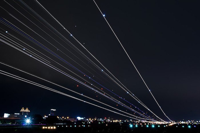 Estelas de luz del aterrizaje/despegue de aviones.