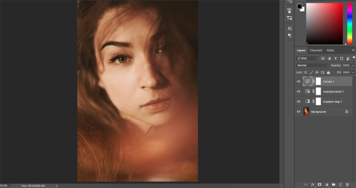 Una captura de pantalla de la edición de un retrato de una modelo femenina en Photoshop