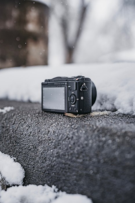 Una cámara Canon DSLR descansando sobre la nieve