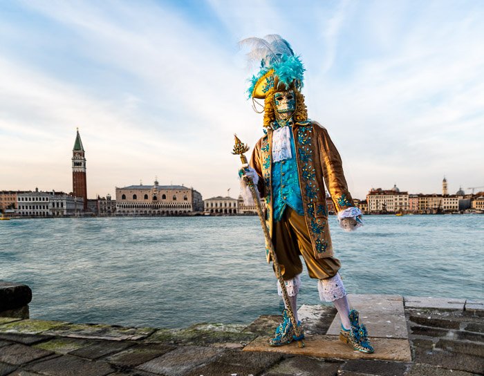 Modelo enmascarado en Venecia, Italia durante el Carnaval.