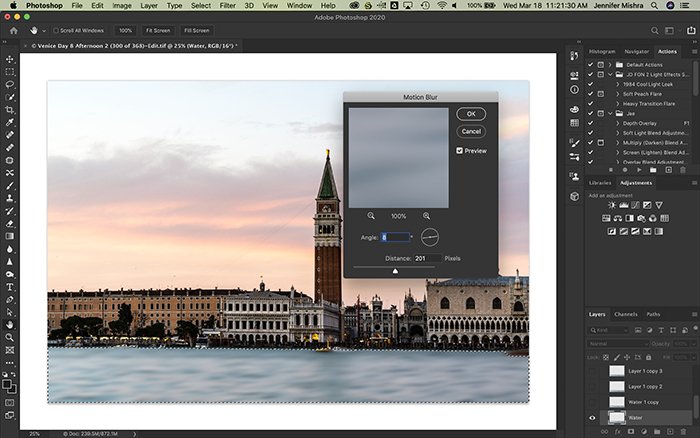 Captura de pantalla de Photoshop que muestra agua seleccionada en una nueva capa y aplicando 201 píxeles de desenfoque de movimiento en un ángulo de 8 grados.