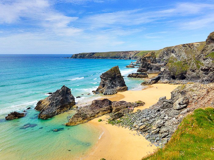 Un impresionante paisaje marino costero en un día despejado