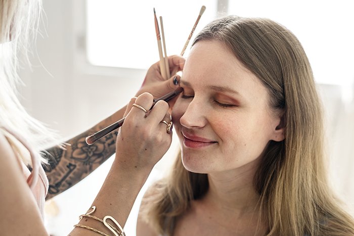 Maquillador en el trabajo.