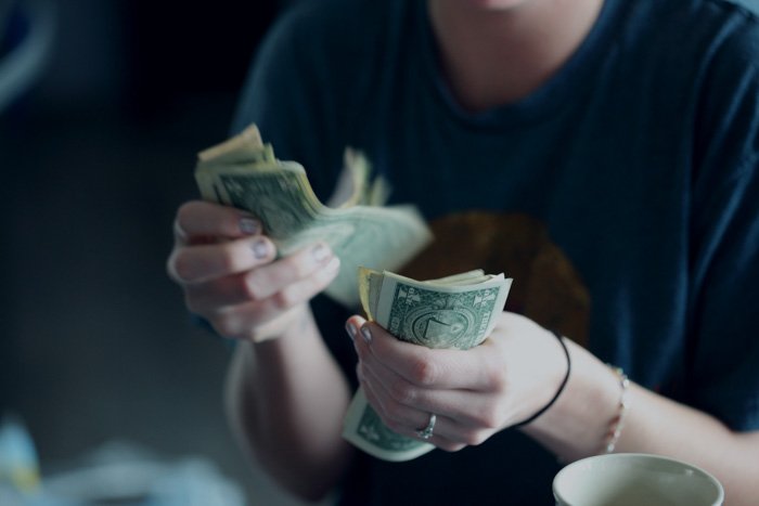 Un primer plano de una persona contando dinero