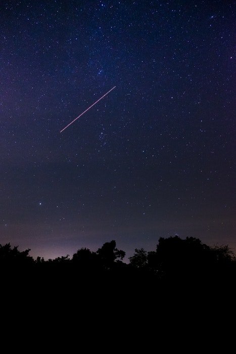 larga exposición de una lluvia de meteoritos en la noche