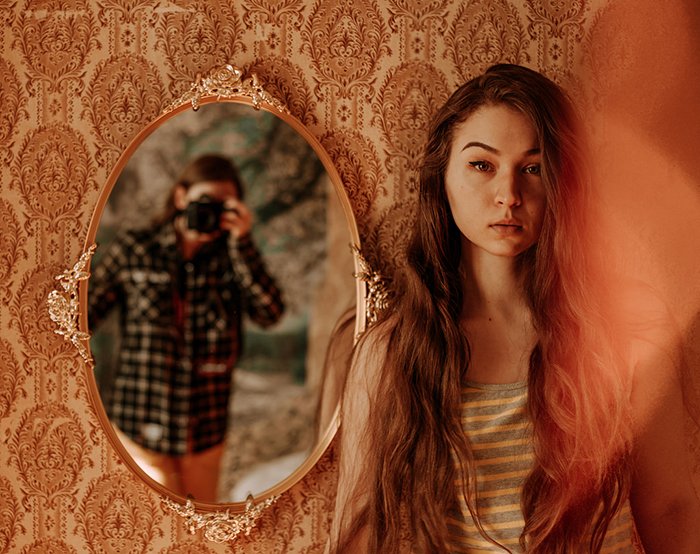 Un retrato díptico de una modelo morena con el fotógrafo reflejado en un espejo