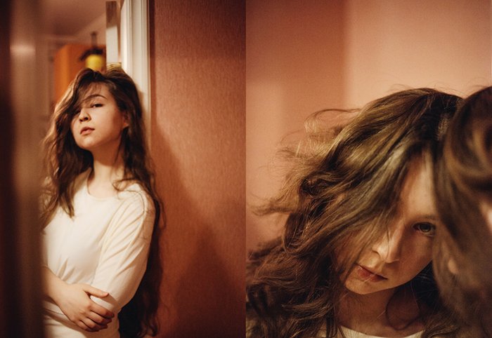 Un retrato díptico de una modelo morena reflejada en un espejo