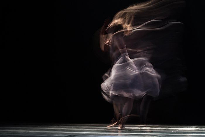 Foto de desenfoque de movimiento de una bailarina