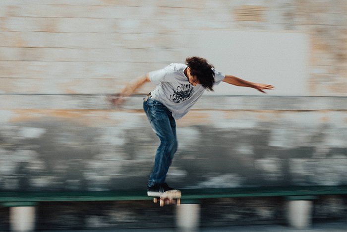 Foto de desenfoque de movimiento de un hombre patinando