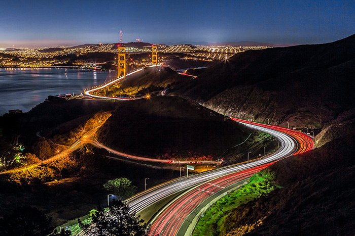 Foto de desenfoque de movimiento del tráfico en San Francisco