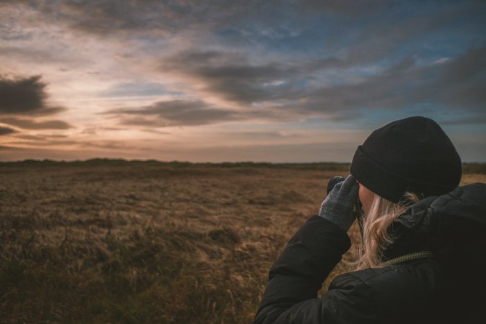 Un fotógrafo de naturaleza tomando una foto de un paisaje nocturno
