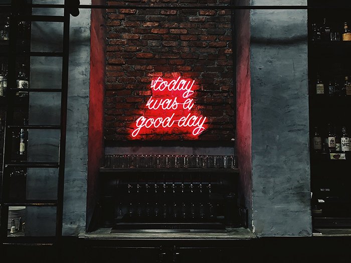 Una foto de un letrero de neón rojo que dice "hoy fue un buen día" - fotografía de letreros de neón