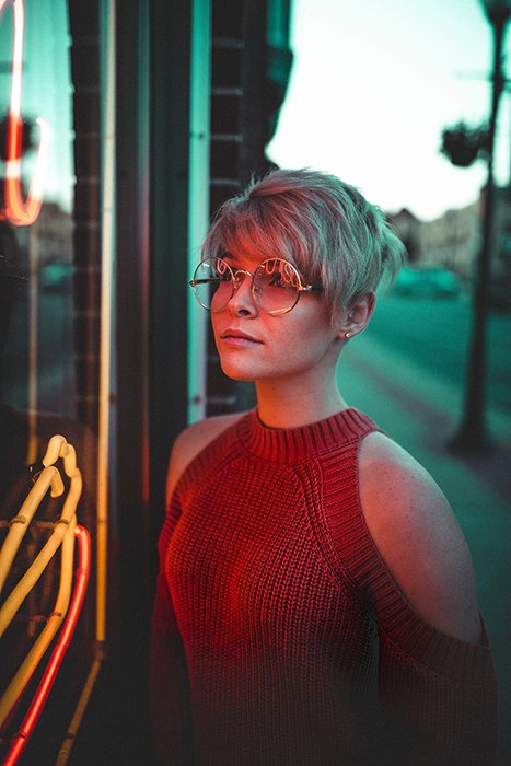 Una modelo femenina frente a los letreros de neón al aire libre: consejos de fotografía de neón