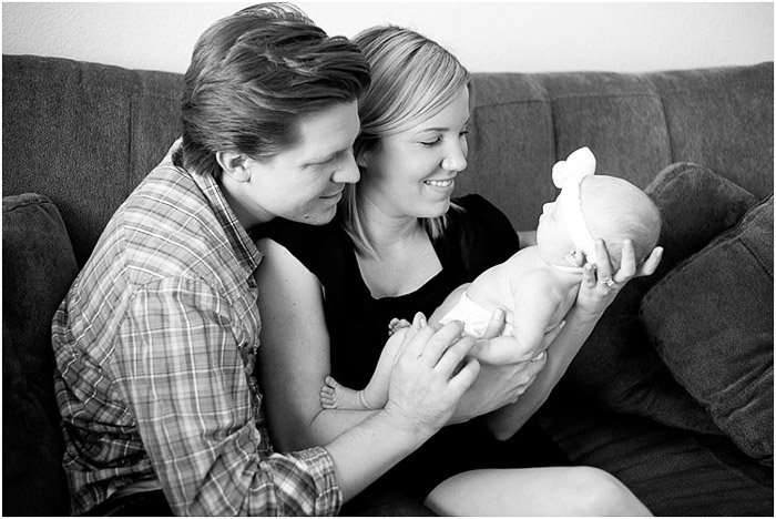 Retrato en blanco y negro de una pareja con un bebé recién nacido: errores de fotografía de recién nacidos que se deben evitar