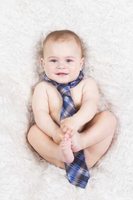 foto de un niño con corbata azul