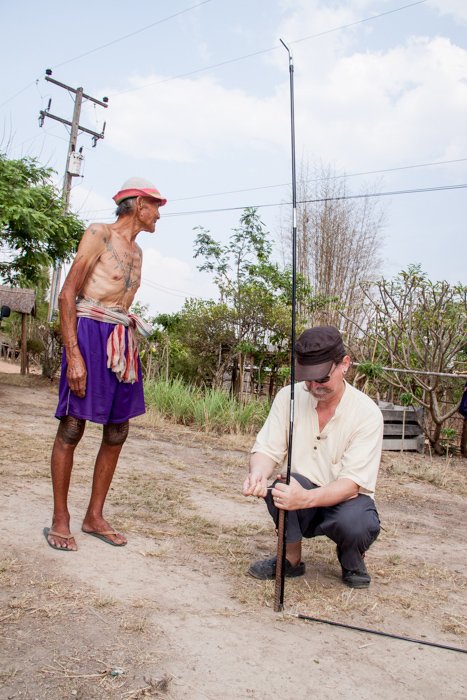 Un hombre de Karen observa al fotógrafo montar un estudio de fotografía de retratos al aire libre en el distrito de Om Koi, en el norte de Tailandia.