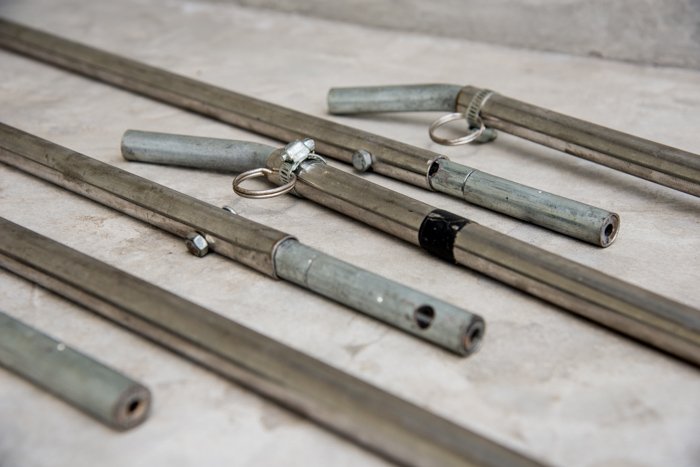 Foto de los postes de acero inoxidable que se necesitan para montar un estudio de fotografía de retratos al aire libre con luz natural.