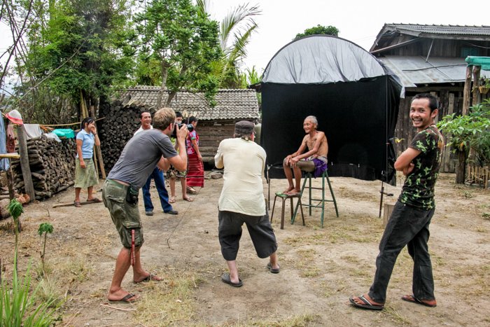 Un hombre de Karen posando en un estudio de fotografía de retratos al aire libre para fotógrafos y espectadores.