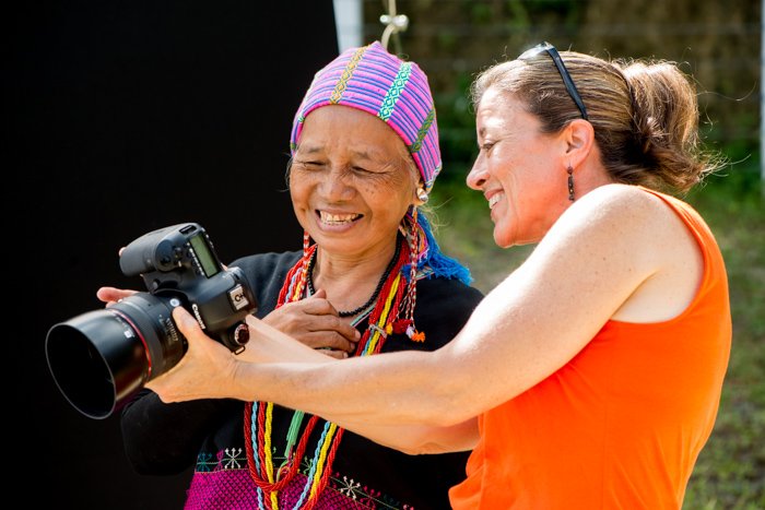 Un participante en un taller de estudio de fotografía de retratos al aire libre que muestra el retrato de una mujer Karen