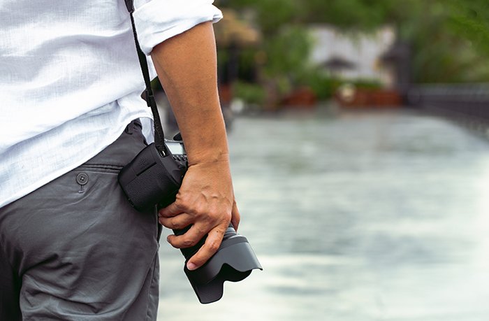 Hombre con una cámara de fotos a la luz del sol.