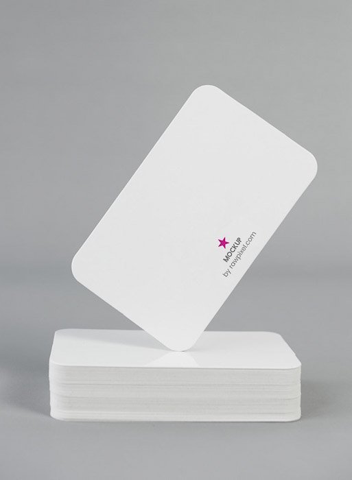 Una pila de tarjetas de presentación fotográficas blancas con un logotipo minimalista impreso en ellas
