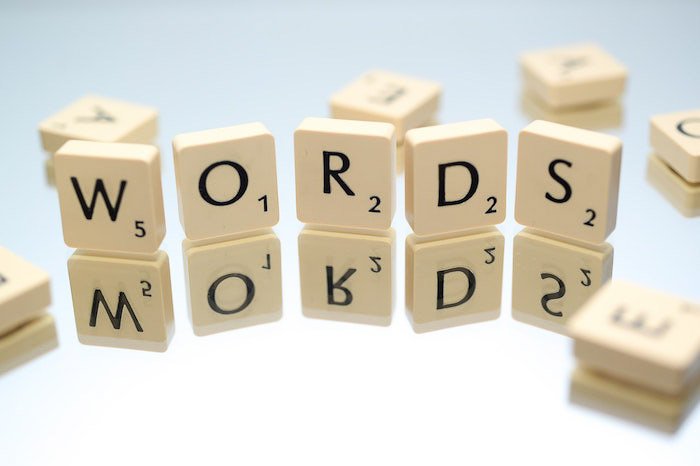 Piezas de Scrabble deletreando 'palabras'