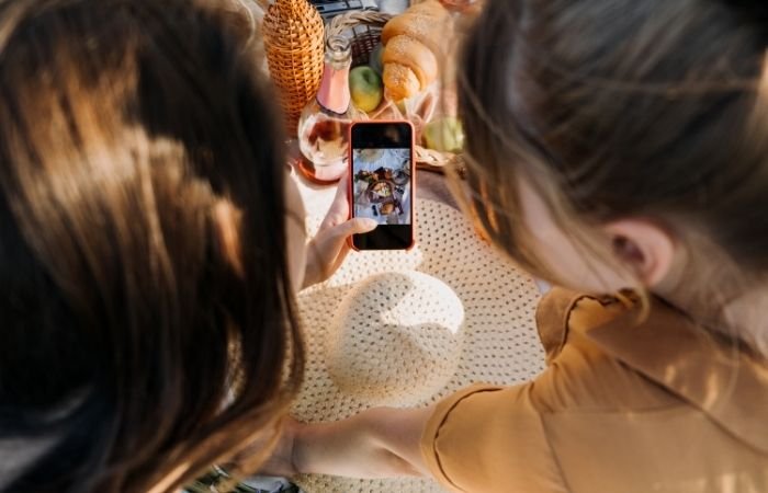 dos mujeres mirando una imagen plana de fotografía de comida