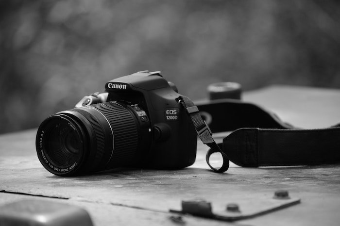 Fotografía en blanco y negro de una cámara.