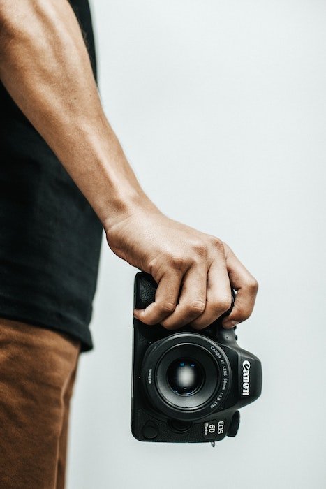 foto de un hombre sosteniendo una camara