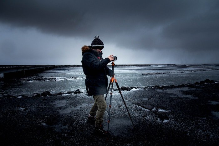 Foto de un fotógrafo con una cámara en un trípode
