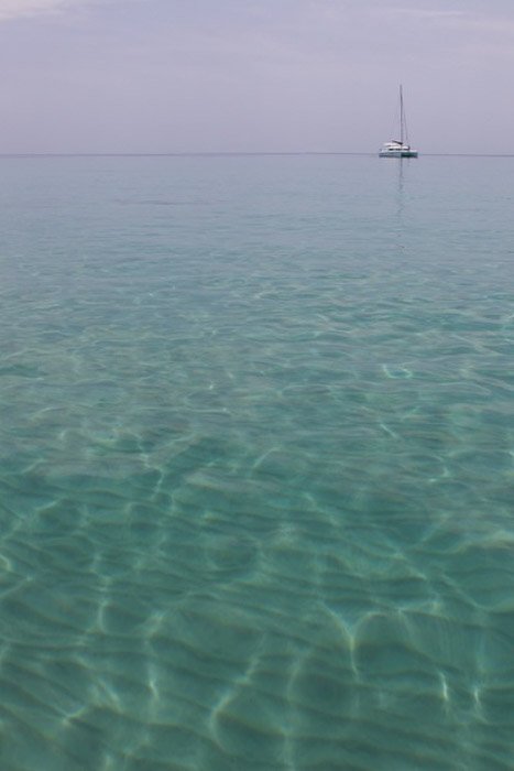 Una vista serena de un barco en el mar - reglas de composición fotográfica