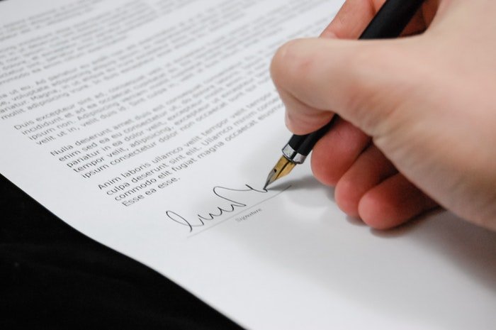 Se firma un contrato de fotógrafo