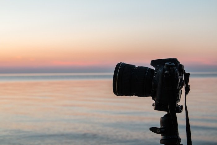 Foto de una cámara al atardecer.