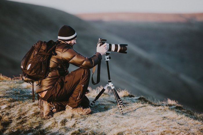 Foto de un fotógrafo en una colina.