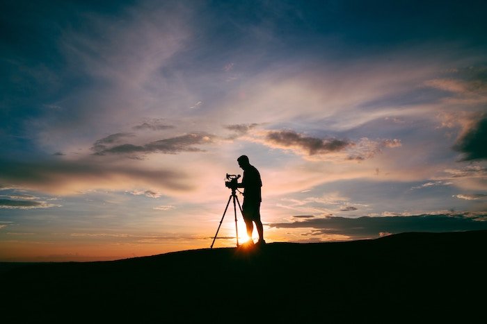 Silueta de un fotógrafo al atardecer