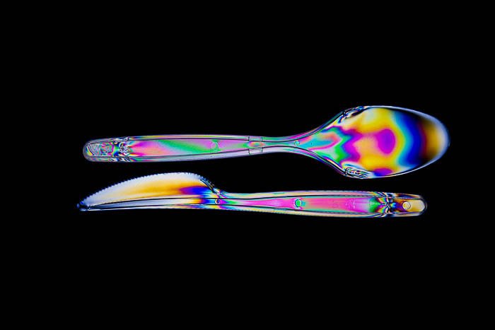 Imagen de un cuchillo y una cuchara con efecto de fotoelasticidad.