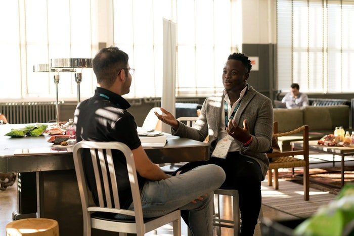 Dos hombres en una reunión de marketing de fotografía.