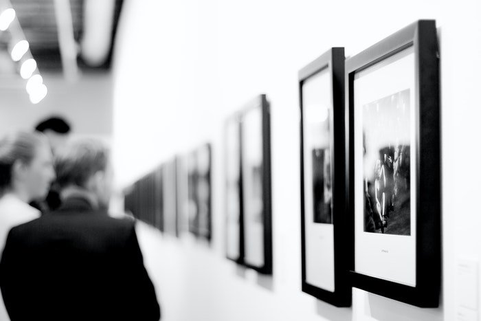 Una exposición de fotografía en una galería.