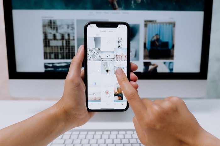 Una persona mirando fotos en un teléfono inteligente