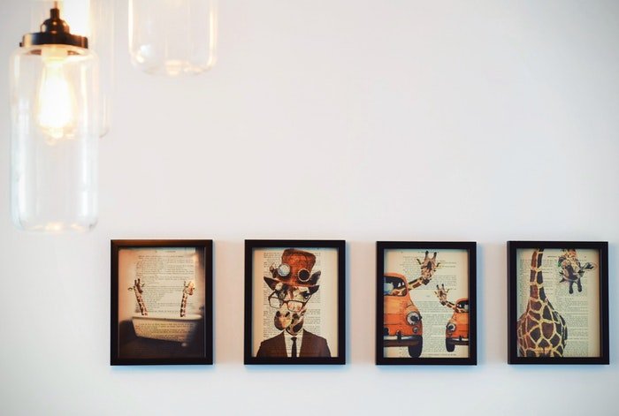Impresiones enmarcadas en una pared