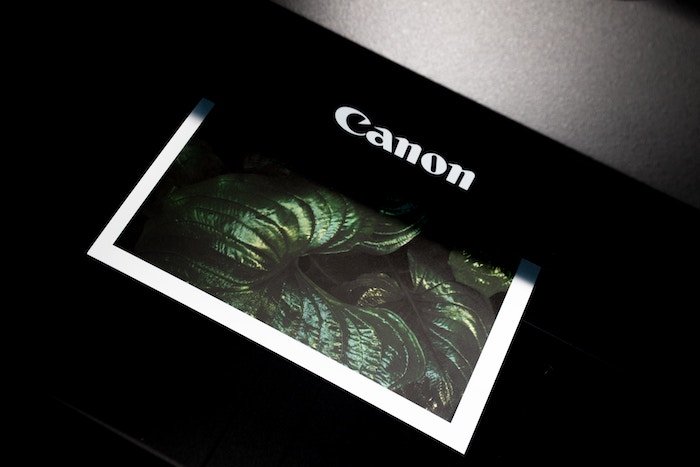 una foto siendo impresa con una impresora canon