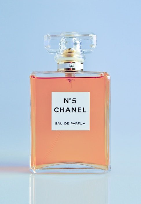 Foto de primer plano del perfume Chanel No. 5