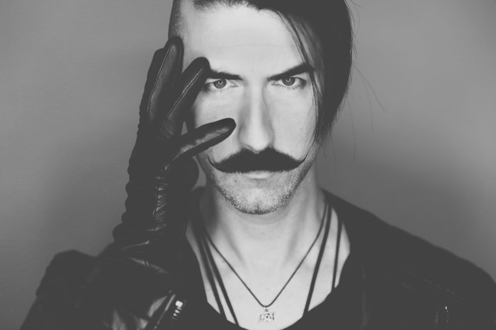 Un retrato en blanco y negro de un modelo masculino - lista de tomas de sesiones fotográficas