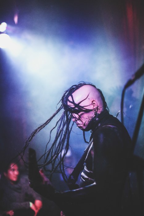 Fotografía de un concierto en vivo de un guitarrista en el escenario