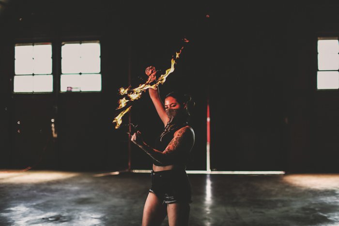 Toma atmosférica de una bailarina de fuego - flujo de trabajo de fotografía