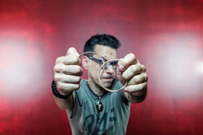 Un modelo masculino posando sobre un fondo rojo - lista de fotografías de retratos