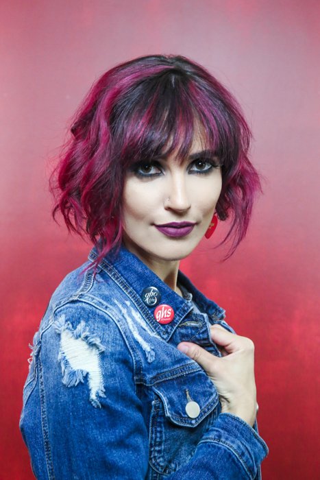 Una modelo femenina posando sobre un fondo rojo - lista de fotografías de retratos