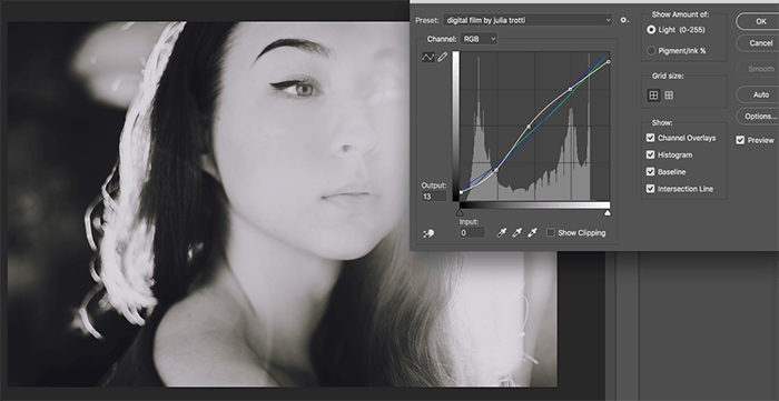 Captura de pantalla de un retrato en blanco y negro de una modelo femenina usando el complemento de curvas de Photoshop